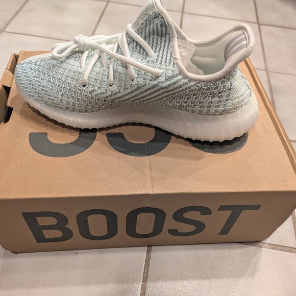Yeezy Boost 350 V2 - Picture 2 of 5